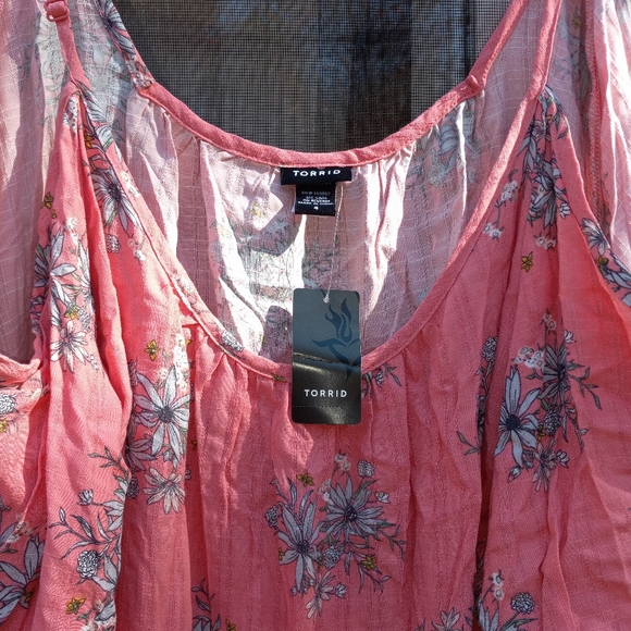 Torrid Top size 4 NWT. - Picture 3 of 4